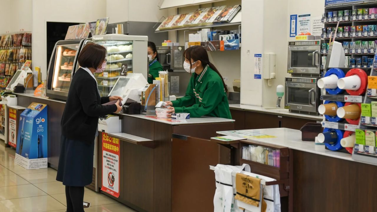セブンイレブンで働く:店員の業務内容と公式な条件についての解説